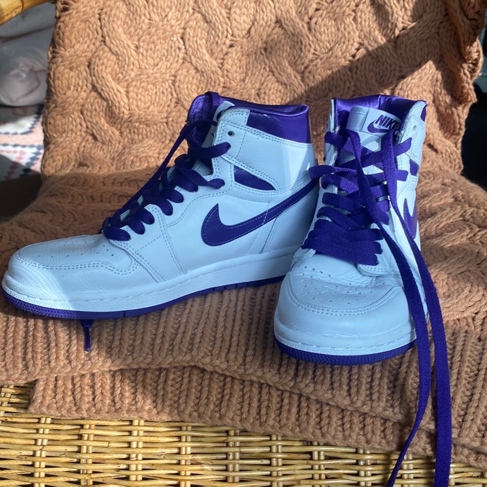 WMNS AIR JORDANS 1 HIGH OG WHITE/PURPLE